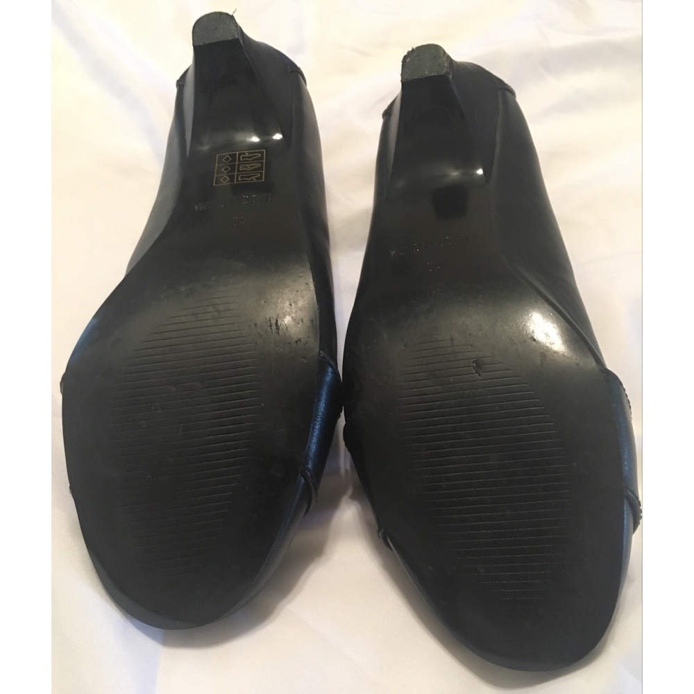 Monroe and Main Black Heel Buckle Toe Pump - Picture 5 of 6